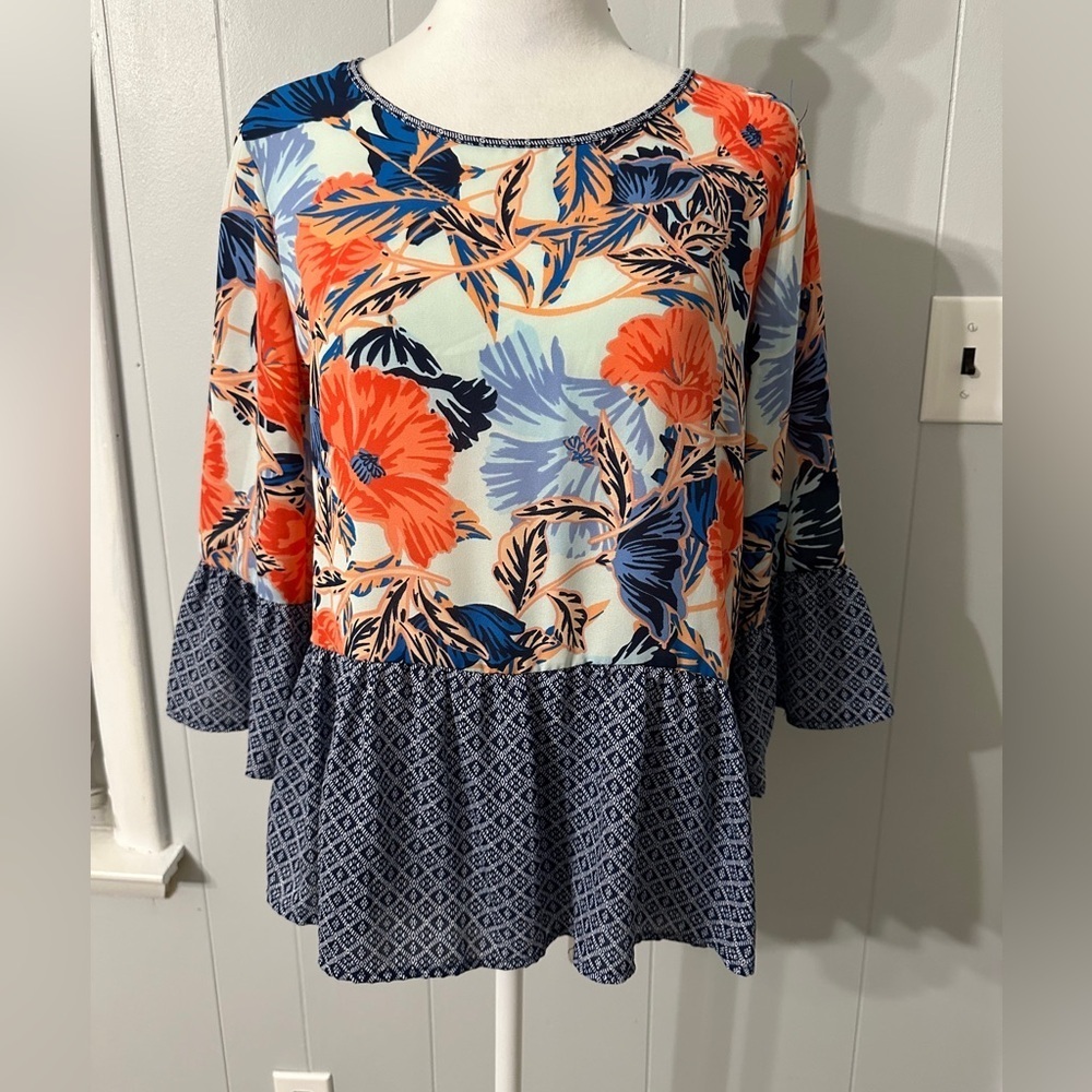 #8)  Chenault 100% polyester cute floral top Size PS